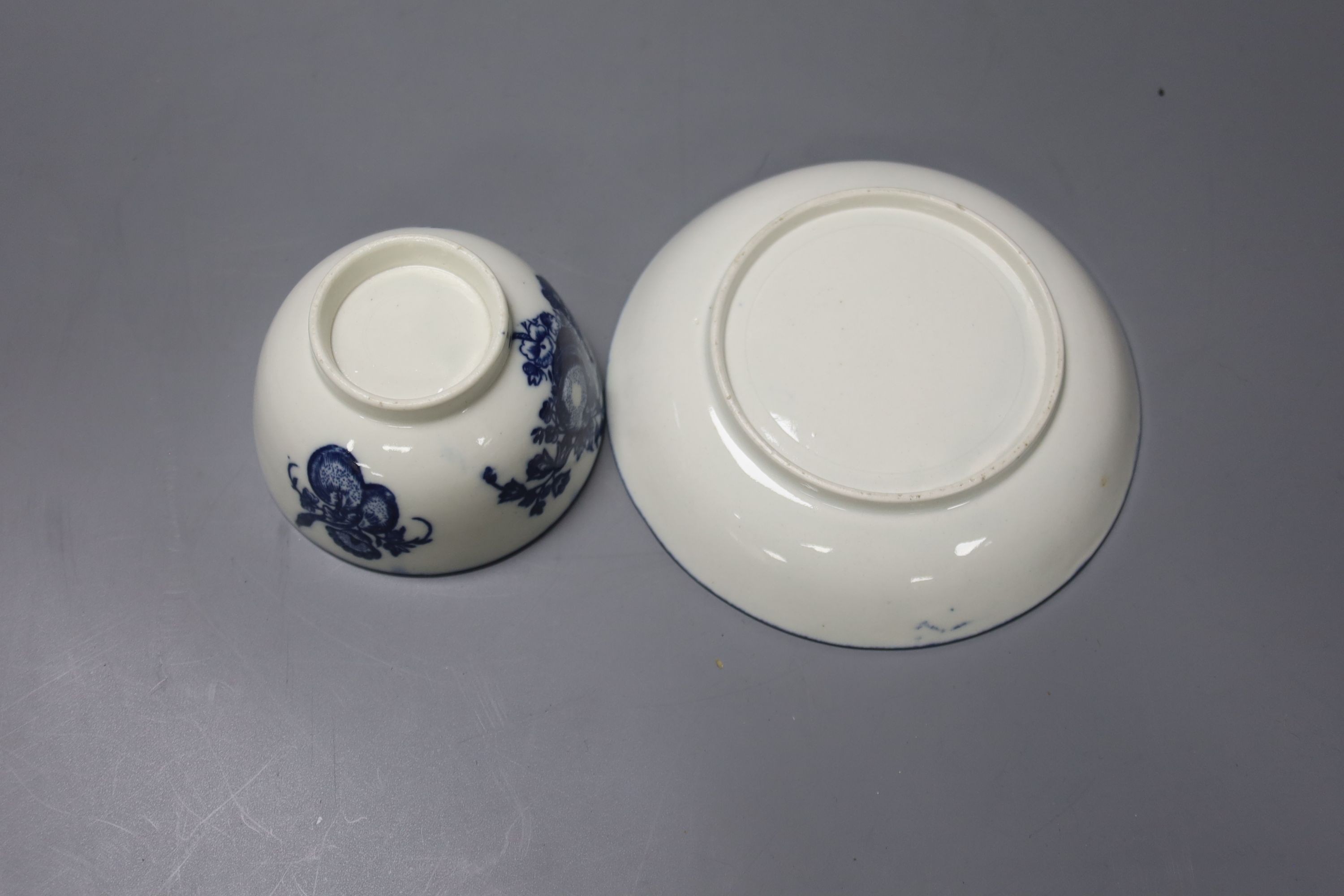 A Worcester blue and white tea bowl and saucer, c.1780, 12.5cm